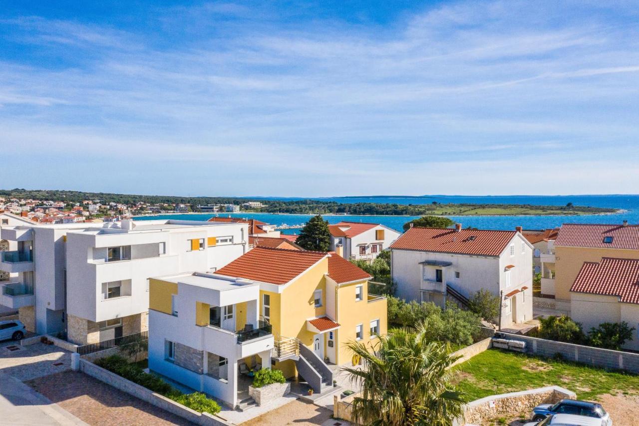 נובליה Apartments Yellow מראה חיצוני תמונה