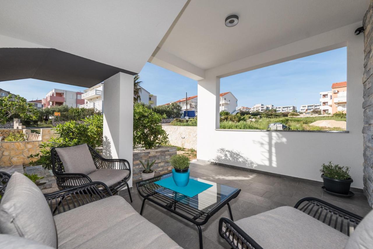 נובליה Apartments Yellow מראה חיצוני תמונה