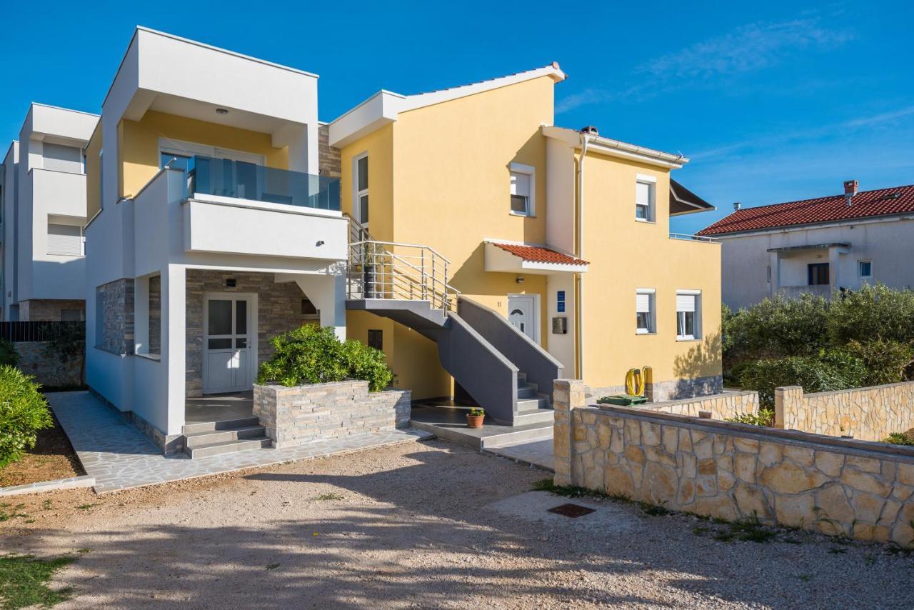 נובליה Apartments Yellow מראה חיצוני תמונה