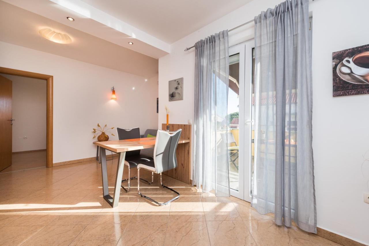 נובליה Apartments Yellow מראה חיצוני תמונה