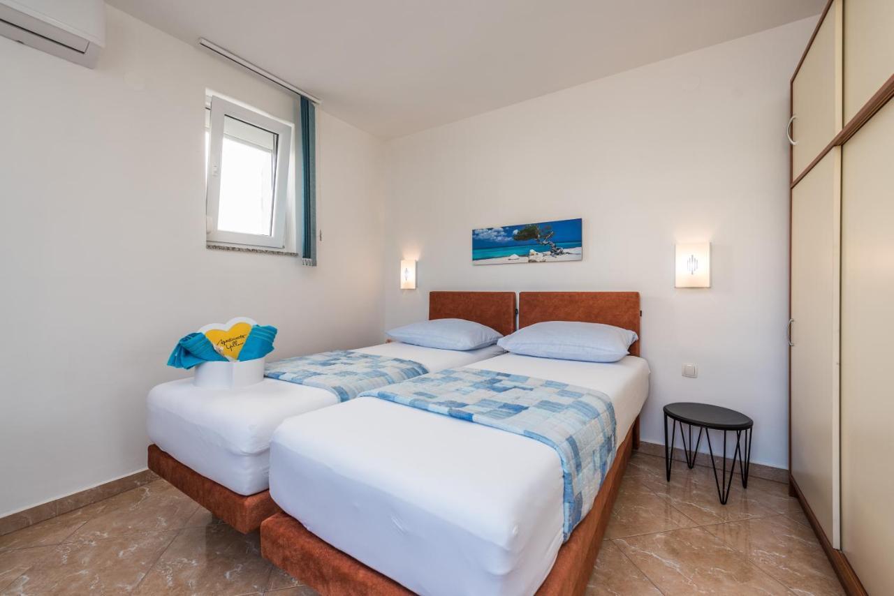 נובליה Apartments Yellow מראה חיצוני תמונה