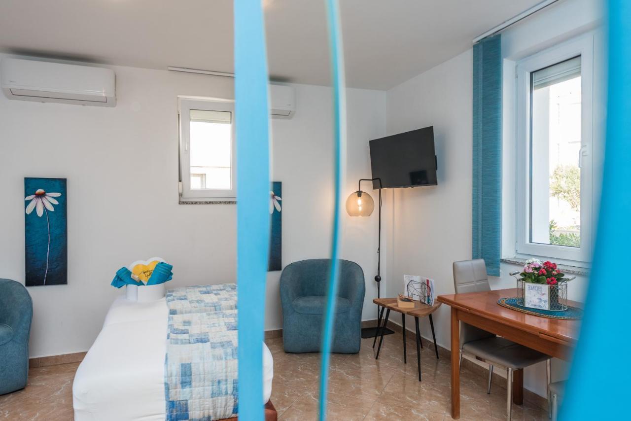 נובליה Apartments Yellow מראה חיצוני תמונה