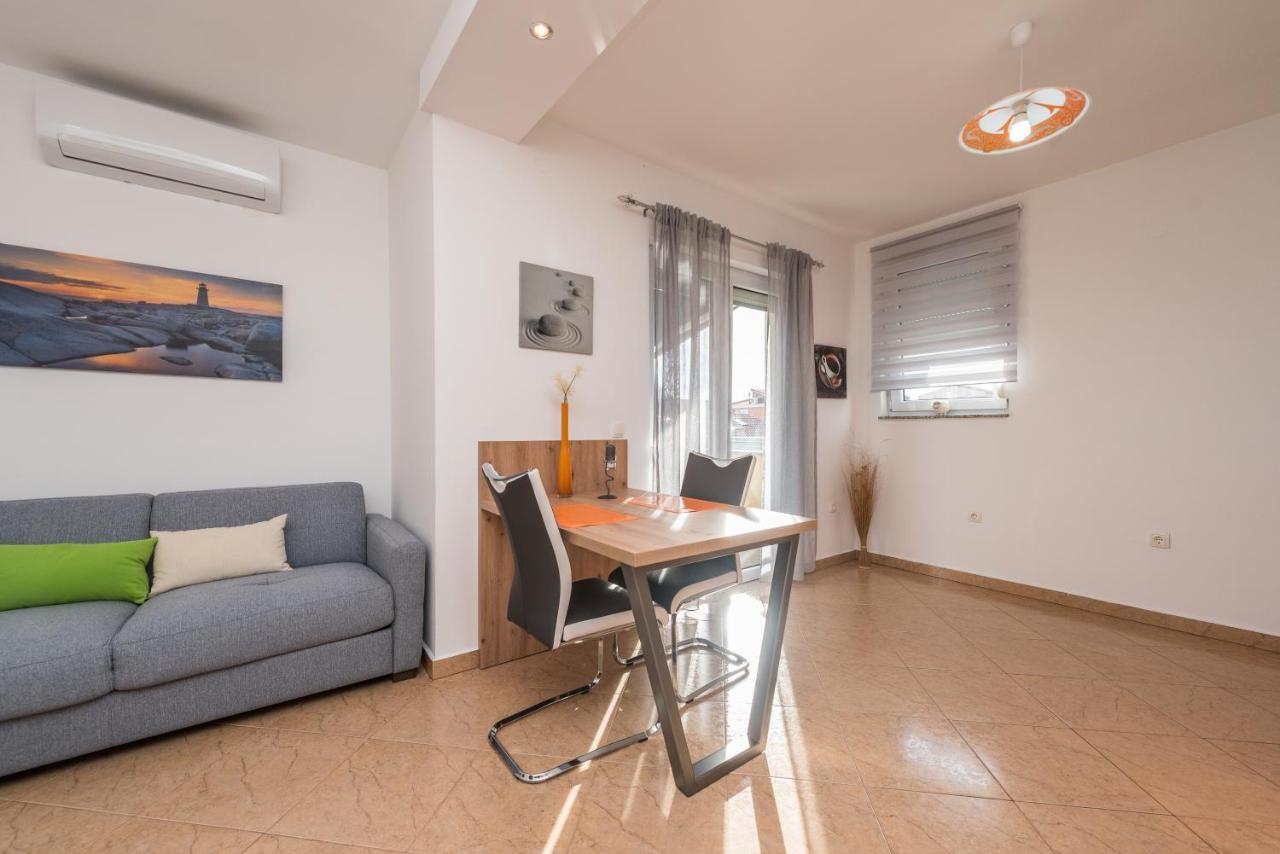 נובליה Apartments Yellow מראה חיצוני תמונה