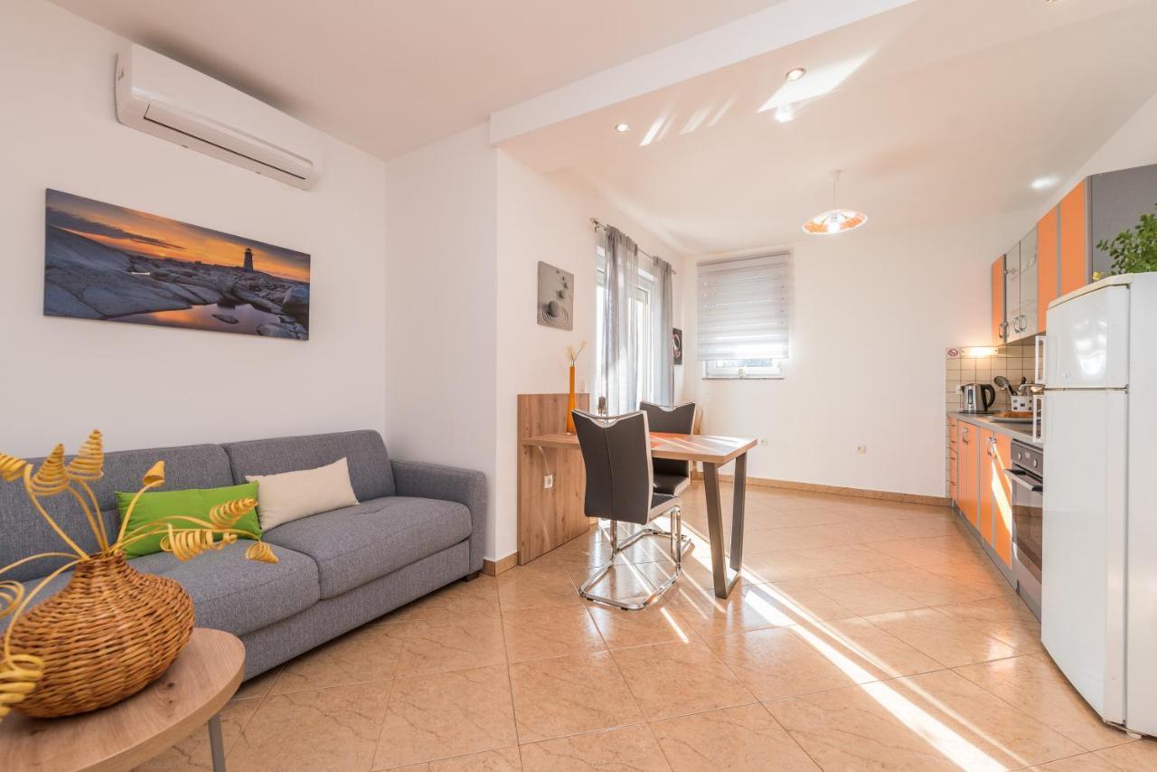 נובליה Apartments Yellow מראה חיצוני תמונה