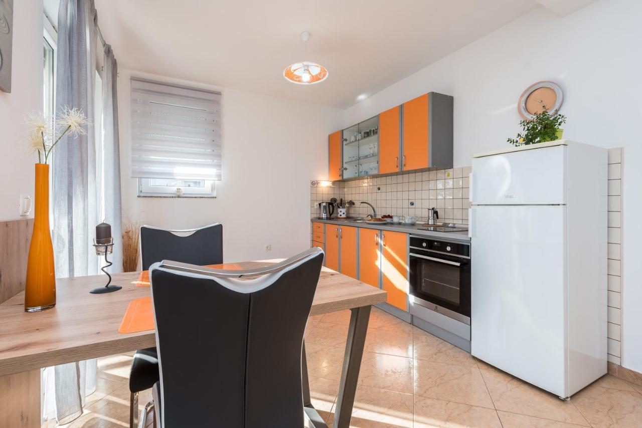 נובליה Apartments Yellow מראה חיצוני תמונה