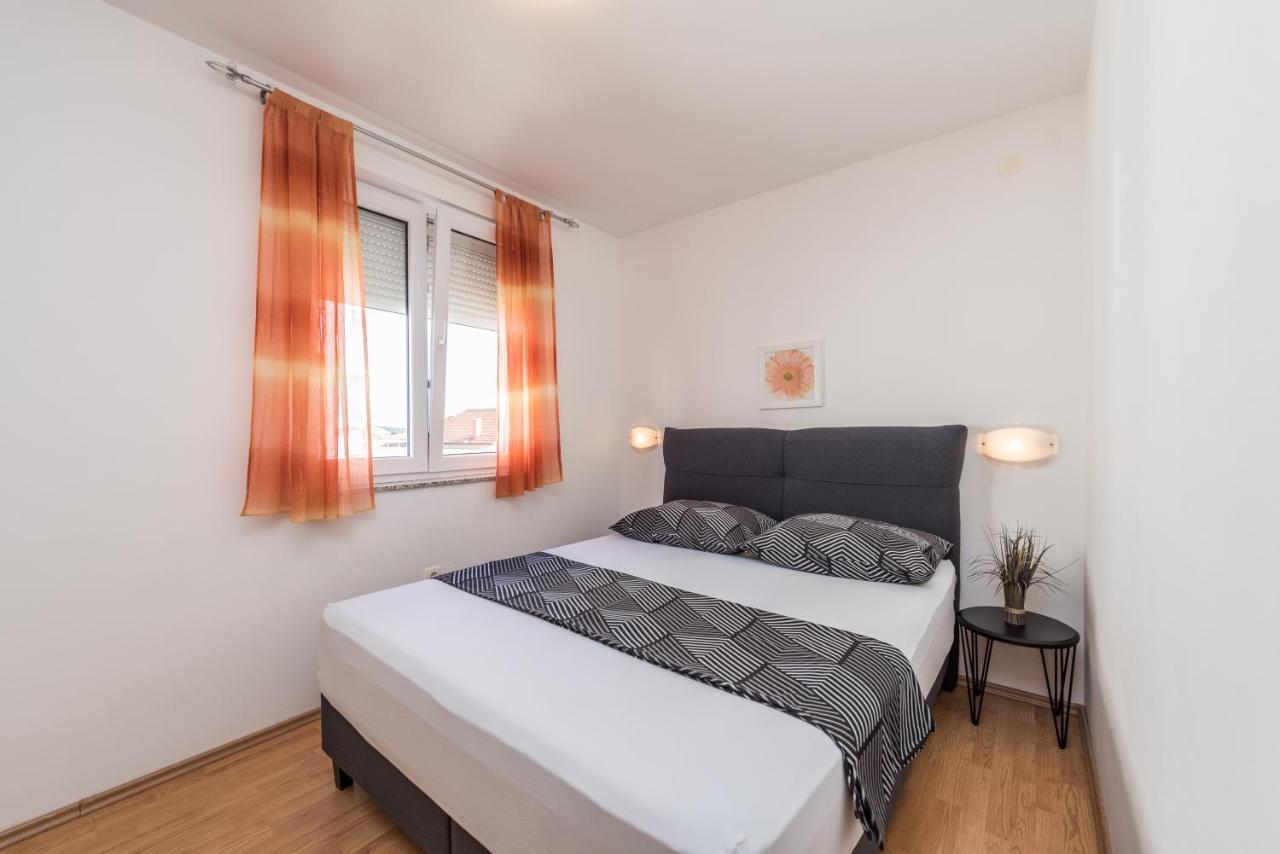 נובליה Apartments Yellow מראה חיצוני תמונה