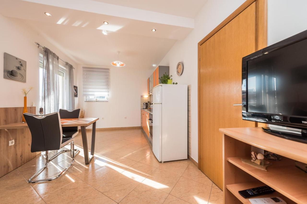 נובליה Apartments Yellow מראה חיצוני תמונה