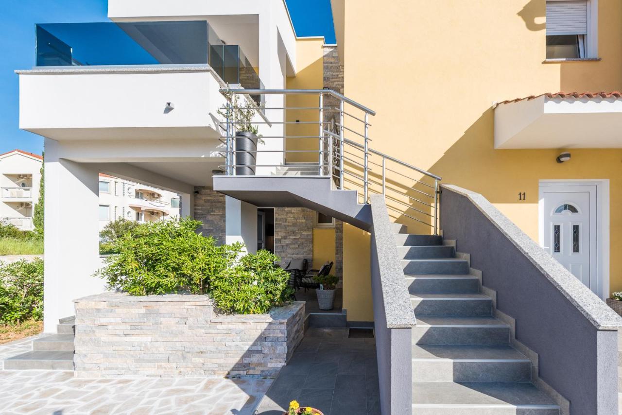 נובליה Apartments Yellow מראה חיצוני תמונה