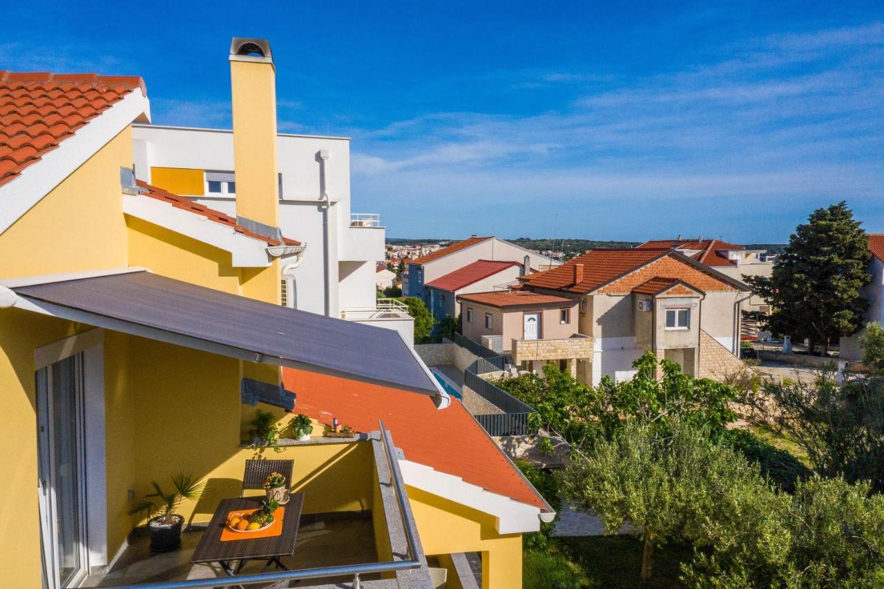 נובליה Apartments Yellow מראה חיצוני תמונה