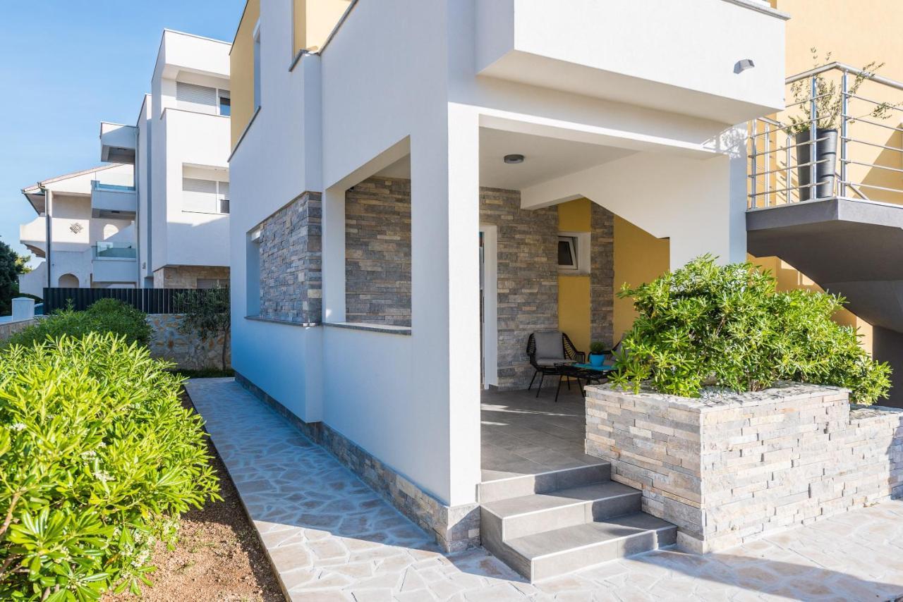 נובליה Apartments Yellow מראה חיצוני תמונה