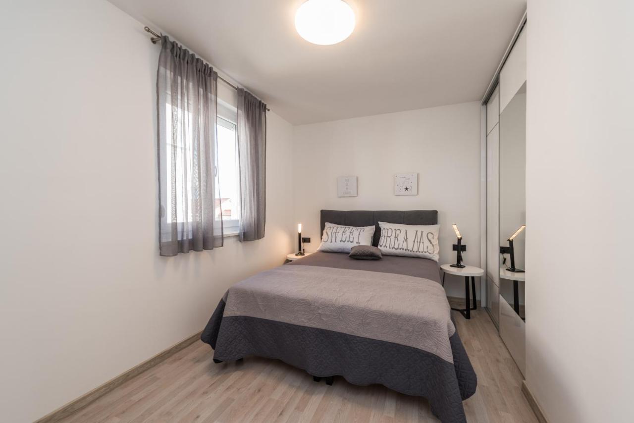נובליה Apartments Yellow מראה חיצוני תמונה