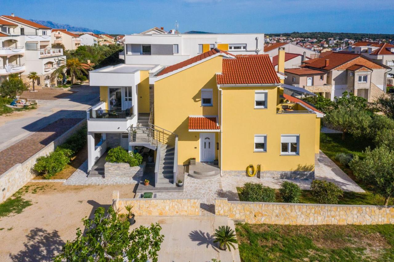 נובליה Apartments Yellow מראה חיצוני תמונה